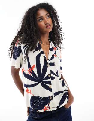 Superdry Beach - Freizeithemdbluse in Ecru mit Dschungel-Silhouettenmuster-Weiß