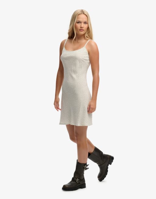 Superdry – Bedrucktes Mini-Trägerkleid in hellem Jadegrün mit kleinem Herzmuster, 4 von 7