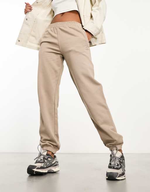 Superdry – Bestickte Boyfriend-Jogginghose in warmem Grau