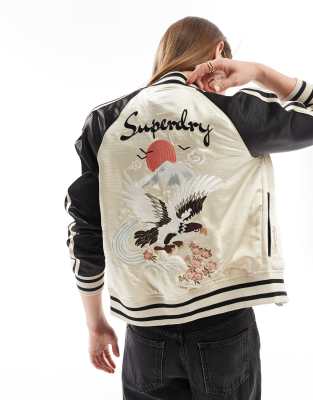 Superdry - Bestickte Sukajan-Bomberjacke in Sandmuschel-Beige-Weiß