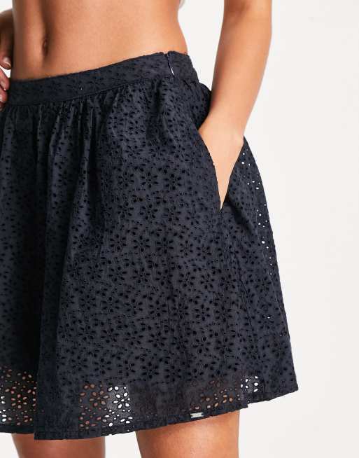 Superdry – Blair – Granatowa spódnica mini z haftem angielskim, 3 z 4