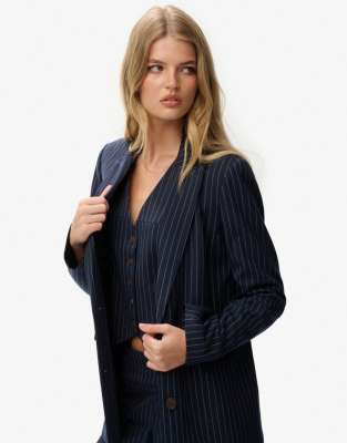 Superdry - Boyfriend-Blazer in Marineblau mit Nadelstreifen