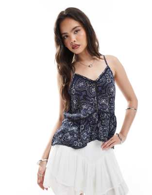 Superdry - Camisole-Oberteil in Marineblau mit Paisley-Bandanamuster und Besatz in Laufmaschenoptik