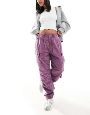 Superdry - Cargo-Fallschirmhose in der Farbe Berry Conserve mit niedrigem Bund-Lila