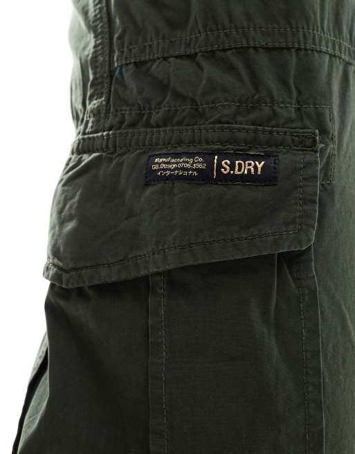 Superdry – Cargohose in Surplus Goods Olivgrün mit niedrigem Bund und weitem Bein, 3 von 5