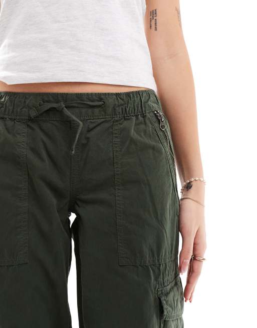 Superdry – Cargohose in Surplus Goods Olivgrün mit niedrigem Bund und weitem Bein, 5 von 5