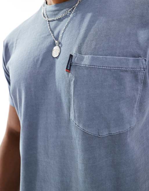 Superdry – Classic – Basic-T-Shirt in verblasstem Marineblau mit Brusttasche, 3 von 4
