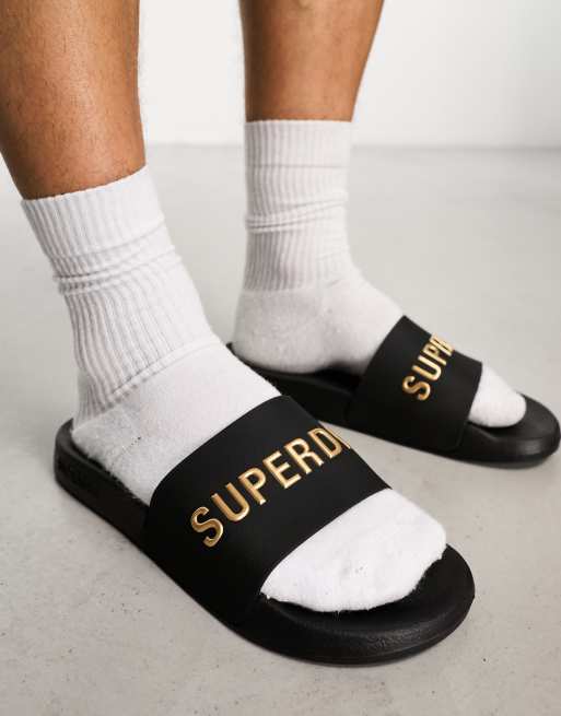 Superdry – Code – Vegane Pool-Slider in Schwarz mit Logo