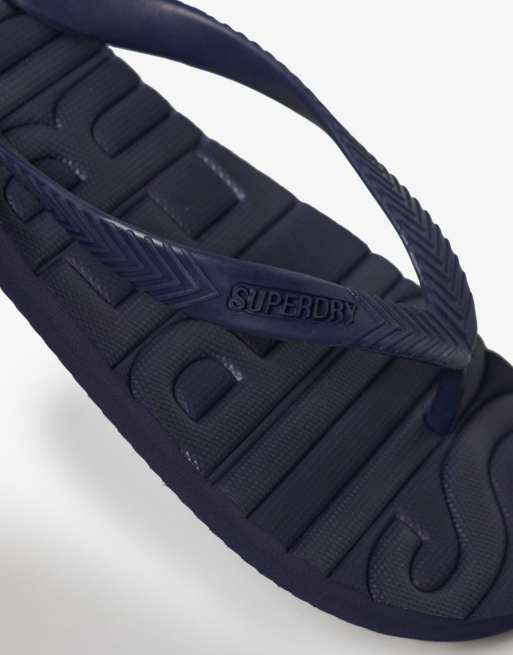 Superdry Core – Zehenstegsandalen in kräftigem, farblich abgestimmtem Marineblau mit Logo, 5 von 6