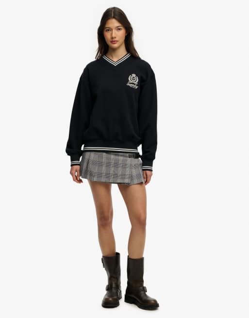 Superdry Country club crest v-neckline sweatshirt in eclipse navy, 4 of 5