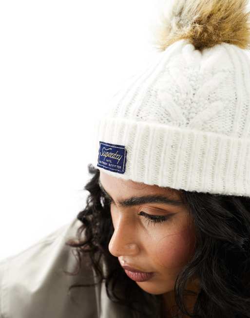 Superdry – Edle Strickmütze in Winterweiß mit Zopfmuster