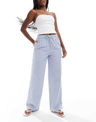 Superdry - Elastische Baumwollhose in Azurblau mit Oxford-Streifen