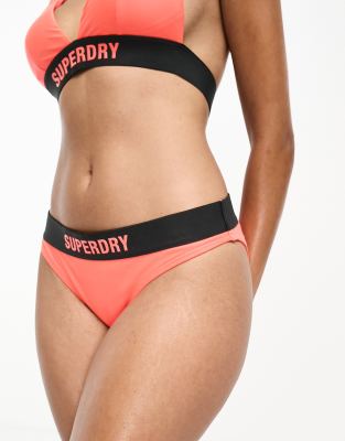 Superdry - Elastische Bikinihose in Hyper-Fire-Koralle und Schwarz, Kombiteil