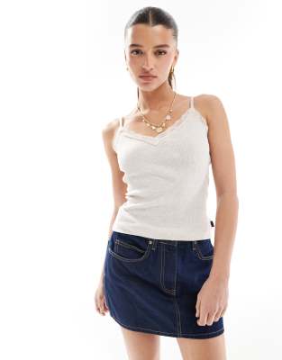 Superdry - Essential - Camisole-Oberteil in Hellbeige-Creme meliert mit Spitzenborte-Weiß