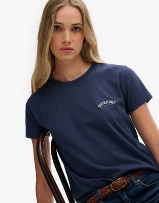 Superdry - Essential - Figurbetontes T-Shirt in kräftigem Marineblau mit Logo