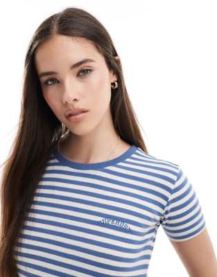 Superdry - Essential - Figurbetontes T-Shirt in Wedgewood-Blau mit Streifen und Logo
