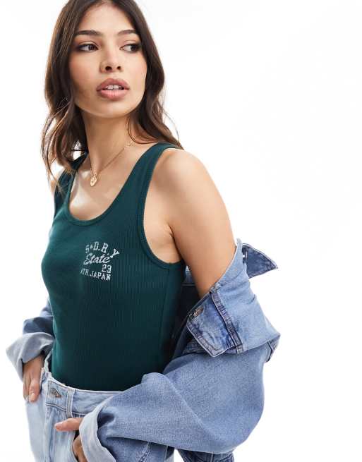 Superdry – Essential – Geripptes Trägertop in dunklem Kieferngrün