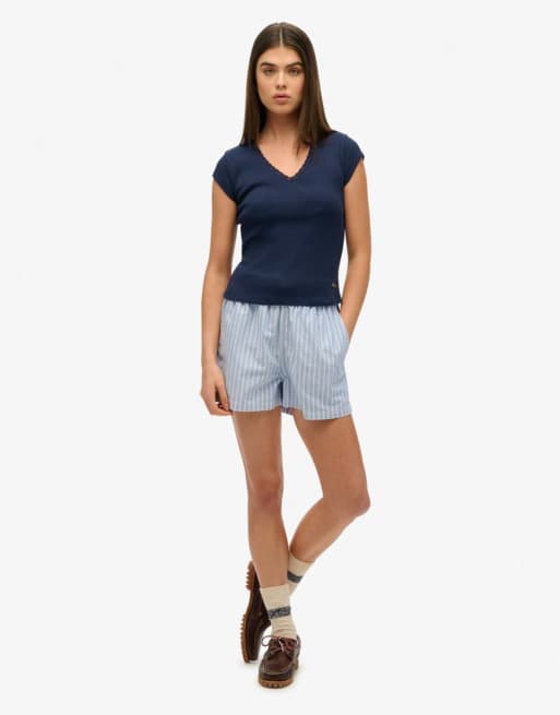 Superdry – Essential – Oberteil in kräftigstem Marineblau mit Spitzenborte