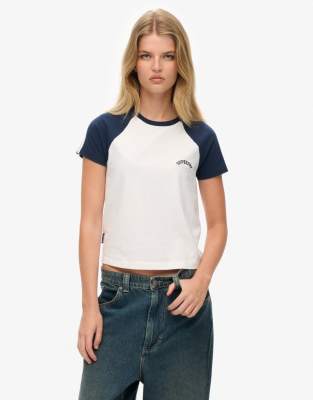 Superdry - Essential - Retro-T-Shirt in optischem Weiß/kräftigem Marineblau mit Logo-Bunt