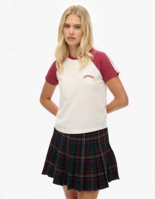 Superdry - Essential - T-Shirt in Wüstenknochenweiß und Bordeauxrot mit Retro-Logo