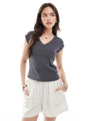 Superdry - Essential - Top in dunklem Schiefergrau mit Spitzenbesatz