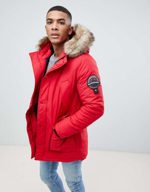 Superdry Everest – Czerwona parka z kapturem wykończonym sztucznym futrem