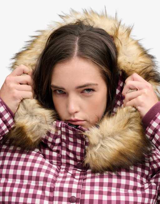 Superdry Everest karierte Bomberjacke mit Kapuze in Maulbeere/Creme Vichykaro, 2 von 7