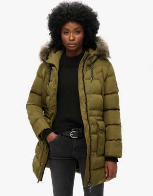 Superdry - Everest - Mittellanger Puffermantel in dunklem Olivgrün mit Kunstpelzbesatz