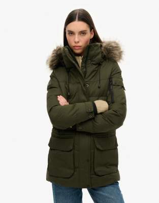 Superdry - Expedition - Mikrofaser-Parkajacke in Surplus-Goods-Olivgrün