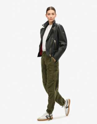 Superdry - Fallschirm-Cargohose in Olive Night Grün mit niedrigem Bund