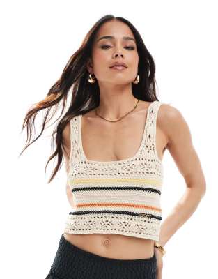 Superdry - Gehäkeltes Cropped-Trägertop in Buttercremegelb mit Schnürung und Mini-Streifen-Weiß