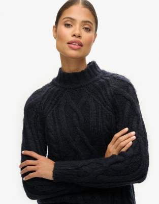 Superdry - Hochgeschlossener Strickpullover in Eclipse-Marineblau mit Zopfmuster