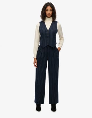 Superdry - Hose in Marineblau mit Nadelstreifen und mittelhohem Bund