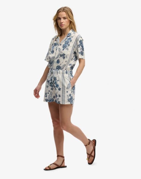 Superdry – Jeane – Gemusterte Strand-Shorts aus Baumwolle in Creme mit Blumenmuster - view 1