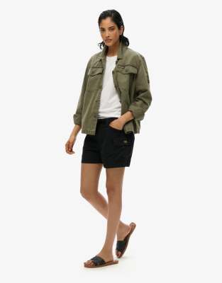 Superdry - Knappe Cargo-Shorts in Schwarz