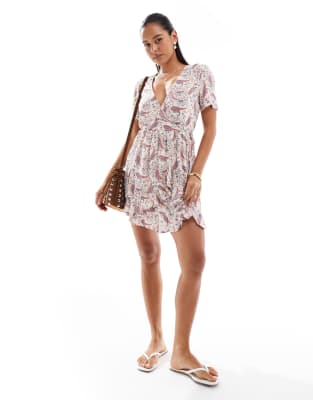 Superdry - Kurzärmeliges Mini-Wickelkleid in Creme mit bedrucktem Boho-Paisley-Muster-Weiß