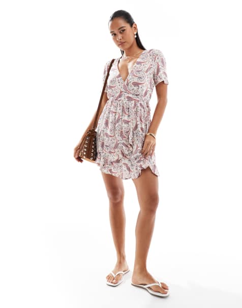 Superdry – Kurzärmeliges Mini-Wickelkleid in Creme mit bedrucktem Boho-Paisley-Muster - view 1