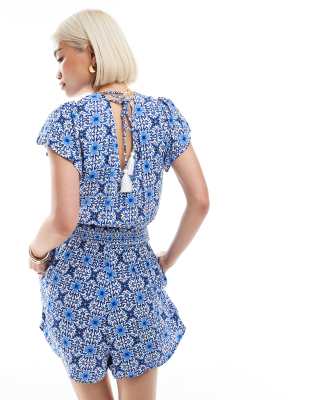 Superdry - Kurzärmliger Playsuit in Blau mit Fliesen-Musterprint