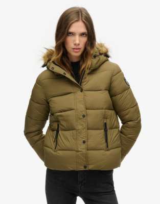 Superdry - Kurze Puffer-Jacke in Camouflage-Khaki mit Kapuze mit Kunstpelzbesatz-Grün