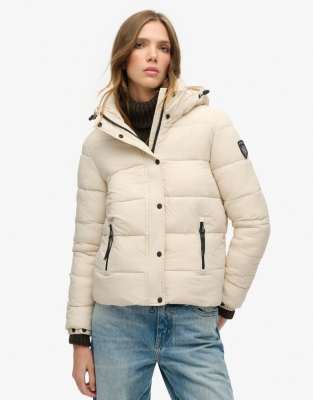 Superdry - Kurze Puffer-Jacke in Regentag-Grau mit Kapuze mit Kunstpelzbesatz-Neutral