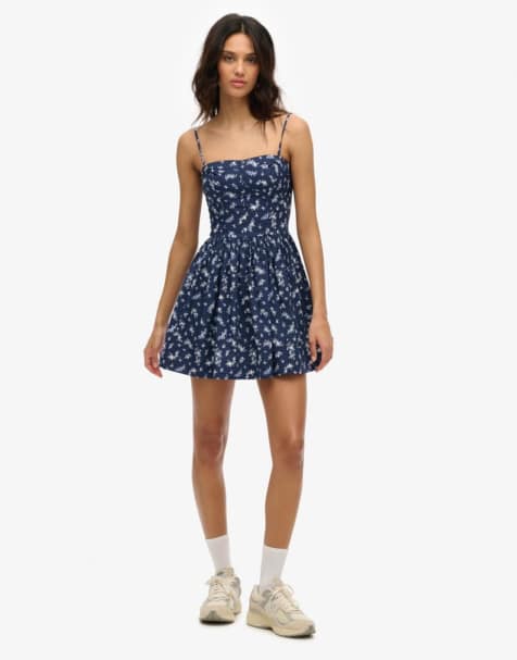 Superdry – Kurzes Träger-Sommerkleid in Primrose-Marineblau geblümt mit Korsettdesign und Herzausschnitt - view 1