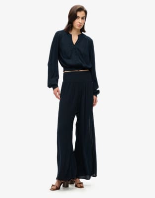 Superdry - Langärmlige, gesmokte Bluse in Eclipse-Marineblau mit Spitzenbesatz