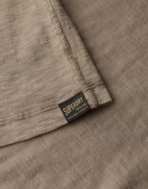 Superdry – Langärmliges Grandad-Oberteil aus Jersey in Walnussbraun, 5 von 6