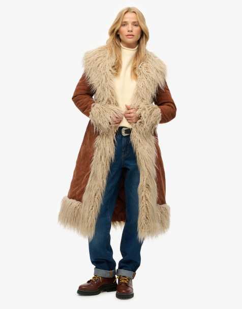 Superdry – Langer Mantel in rustikalem Kastanienbraun mit zotteligem Besatz - view 1