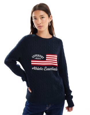 Superdry - Lässiger Strickpullover in kräftigem Marineblau mit Zopfmuster und Flaggenmotiv