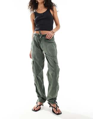 Superdry - Leichte Cargo-Strandhose in Military-Entengrün