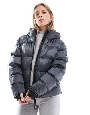 Superdry - Luxe - Glänzende Puffer-Sportjacke in Ebenholz mit Kapuze-Schwarz