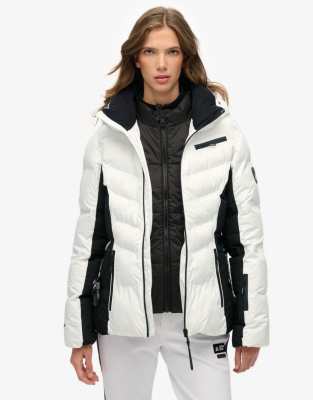 Superdry - Luxe - Wattierte Skijacke in optischem Weiß mit Gürtel