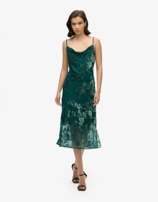 Superdry - Midi-Trägerkleid aus Devore-Samt in Grün mit Blumen-Ausbrennermuster und Wasserfallausschnitt