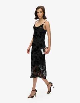 Superdry - Midi-Trägerkleid aus Devore-Samt in Schwarz mit Blumen-Ausbrennermuster und Wasserfallausschnitt